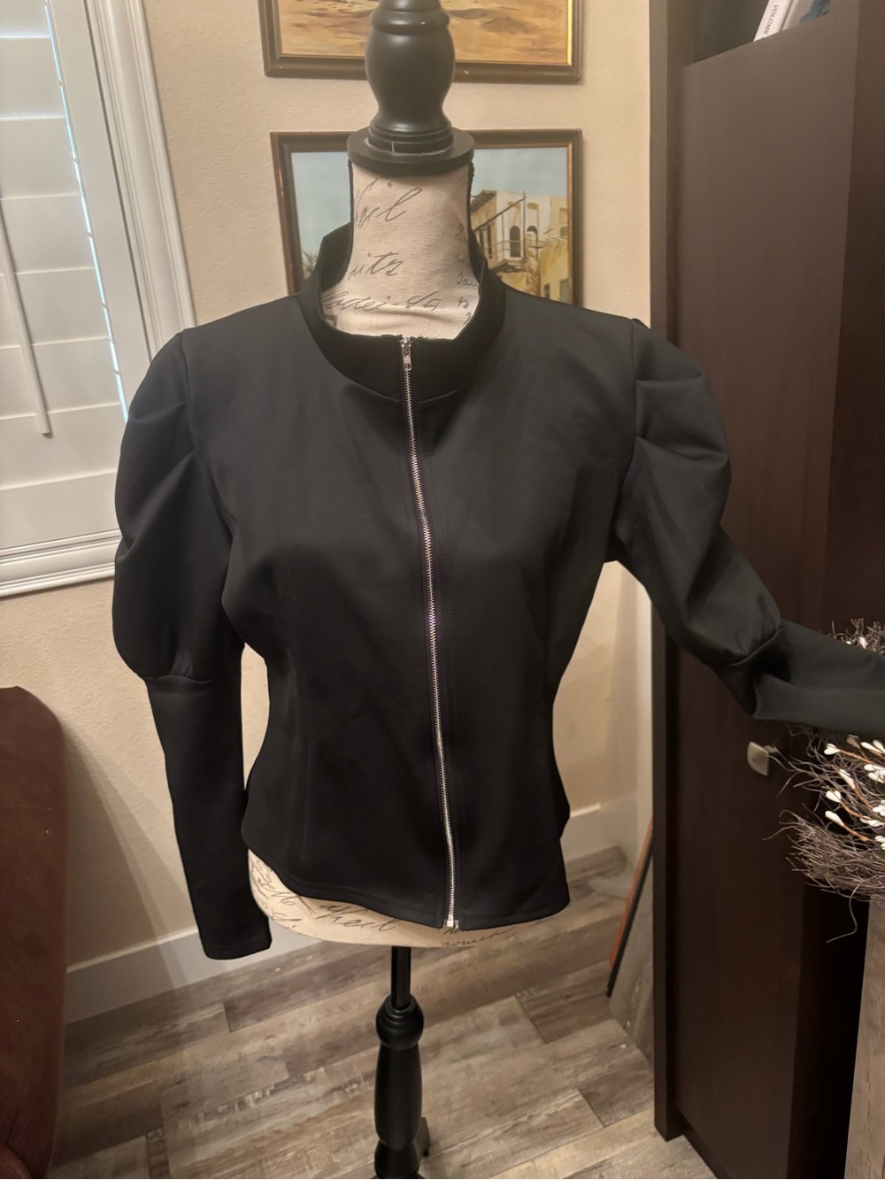 Black Women's Zip-Front Puff Sleeve Jacket